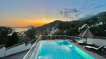 Una piscina al aire libre de temporada