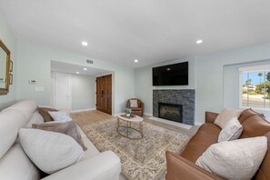 TV, fireplace