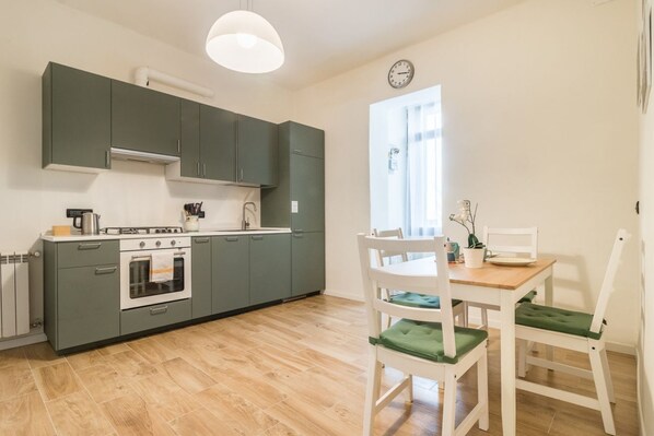 Fridge, oven, stovetop, dishwasher