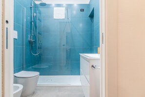 Douche, sèche-cheveux, bidet, serviettes fournies