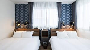 A hotel room with two beds, a nightstand, a trash bin, and a patterned wall. - FC Farnest Niseko (Kutchan)