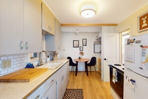 冷蔵庫、電子レンジ、オーブン、コンロ