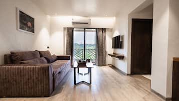 Executive Suite Room with Jacuzzi | Opholdsområde | 42-tommers smart-tv med digitale kanaler