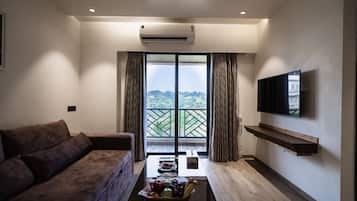 Executive Suite Room with Jacuzzi | Opholdsområde | 42-tommers smart-tv med digitale kanaler