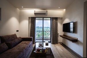 Executive Suite Room with Jacuzzi | Living area | 42-inch Smart TV with digital channels