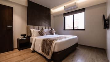 Executive Suite Room with Jacuzzi | Desk, laptop workspace, iron/ironing board, free WiFi