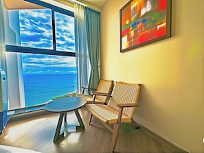 Ropa de cama de alta calidad y caja de seguridad en la habitación