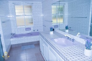 Kamar Double Junior, 1 Tempat Tidur Double, pemandangan kebun | Kamar mandi | Shower, handuk, sabun, dan tisu toilet