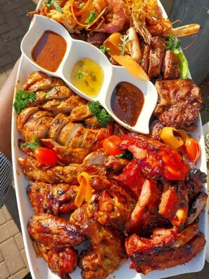 2 restaurants, breakfast, lunch, dinner served; African cuisine - Royal Highness Lux (Merafong City)