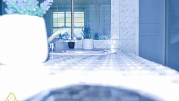 Kamar Double Junior, 1 Tempat Tidur Double, pemandangan kebun | Kamar mandi | Shower, handuk, sabun, dan tisu toilet