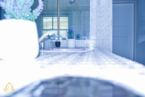 Junior Double Room, 1 Double Bed, Garden View | Bathroom | Shower, towels, soap, toilet paper - Royal Highness Lux (Merafong City)