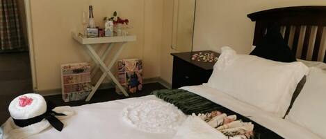 Royal tweepersoonskamer, 1 queensize bed, uitzicht op tuin | Individueel gedecoreerd, individueel gemeubileerd, een bureau