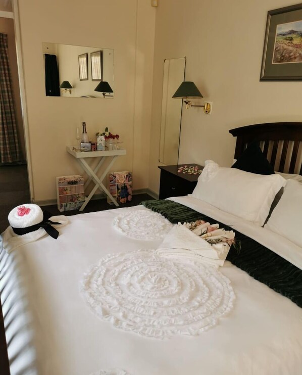 Royal Double Room, 1 Queen Bed, Garden View | Individually decorated, individually furnished, desk, laptop workspace - Royal Highness Lux (Merafong City)