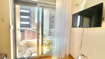 Standaard appartement | Woonruimte | Een 32-inch lcd-televisie met kabelzenders