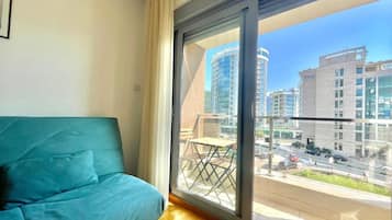 Leilighet – premium | Oppholdsområde | En 32-tommers LCD-TV med kabel-kanaler