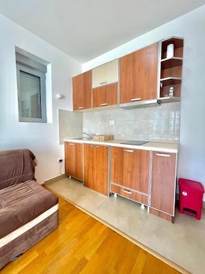 Classic Studio | Private kitchen | Fridge, stovetop, electric kettle, cookware/dishes/utensils