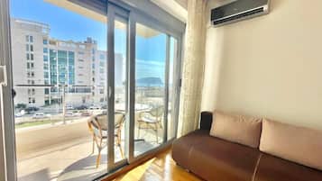 Klassieke studio | Woonruimte | Een 32-inch lcd-televisie met kabelzenders