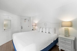 1 bedroom, internet, bed sheets - Relax in a King Ste with Free Breakfast 3rd Flr (Myrtle Beach)