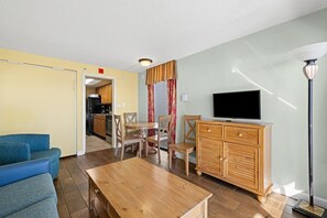 TV - Oceanfront King Suite with Free Breakfast 4th Flr (Myrtle Beach)