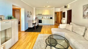 Un apartamento moderno con cocina, comedor y sala de estar.
