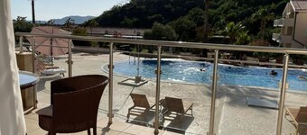 藍色日落池畔度假屋  