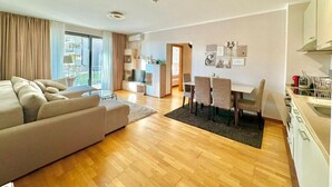 Un apartamento moderno con sala de estar, comedor y cocina.