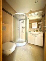 Ducha, secador de pelo, toallas