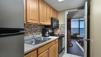 Een koelkast, een magnetron, een oven, een kookplaat