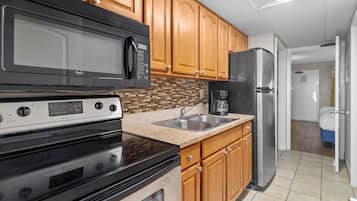 Een koelkast, een magnetron, een oven, een kookplaat