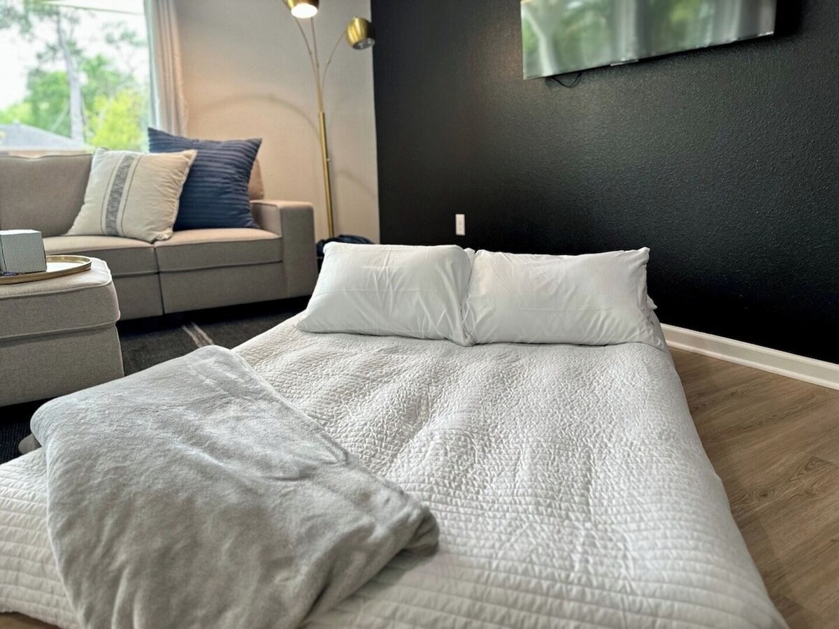 Photo 32 of Fenced Backyard | King Bed | Open Plan | Modern