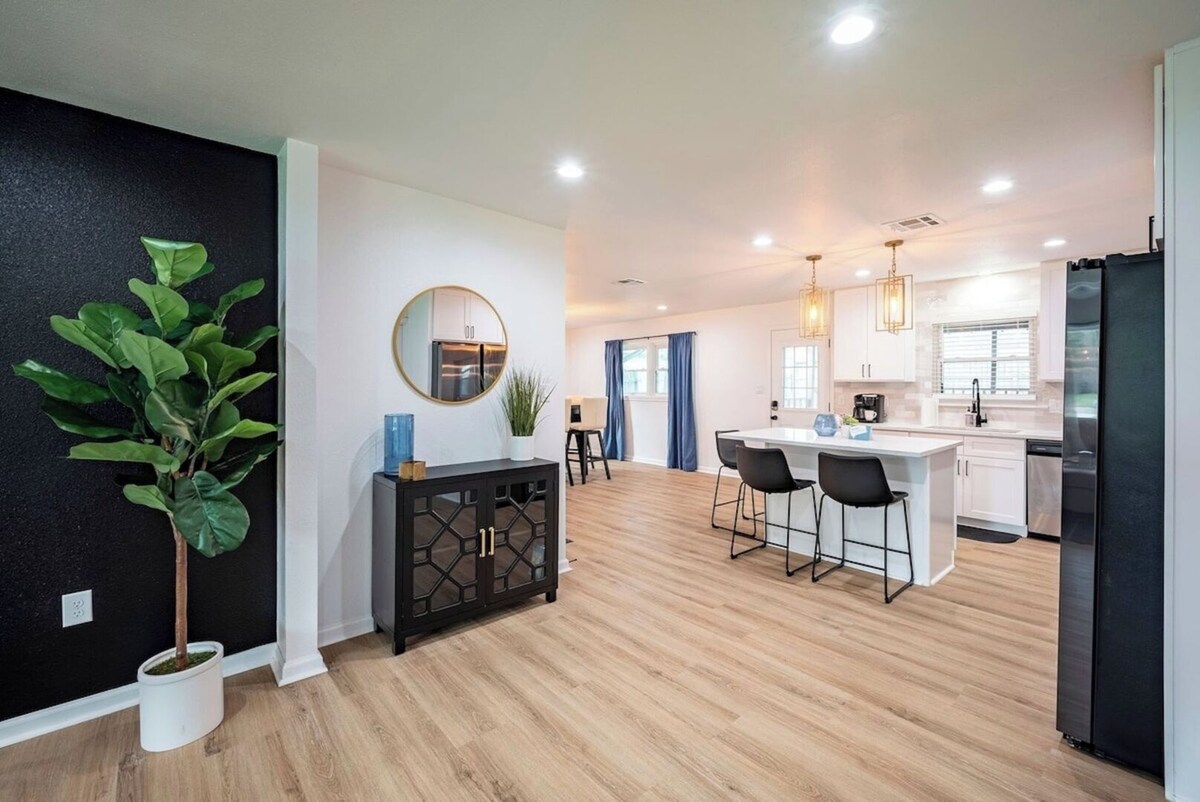 Photo 12 of Fenced Backyard | King Bed | Open Plan | Modern