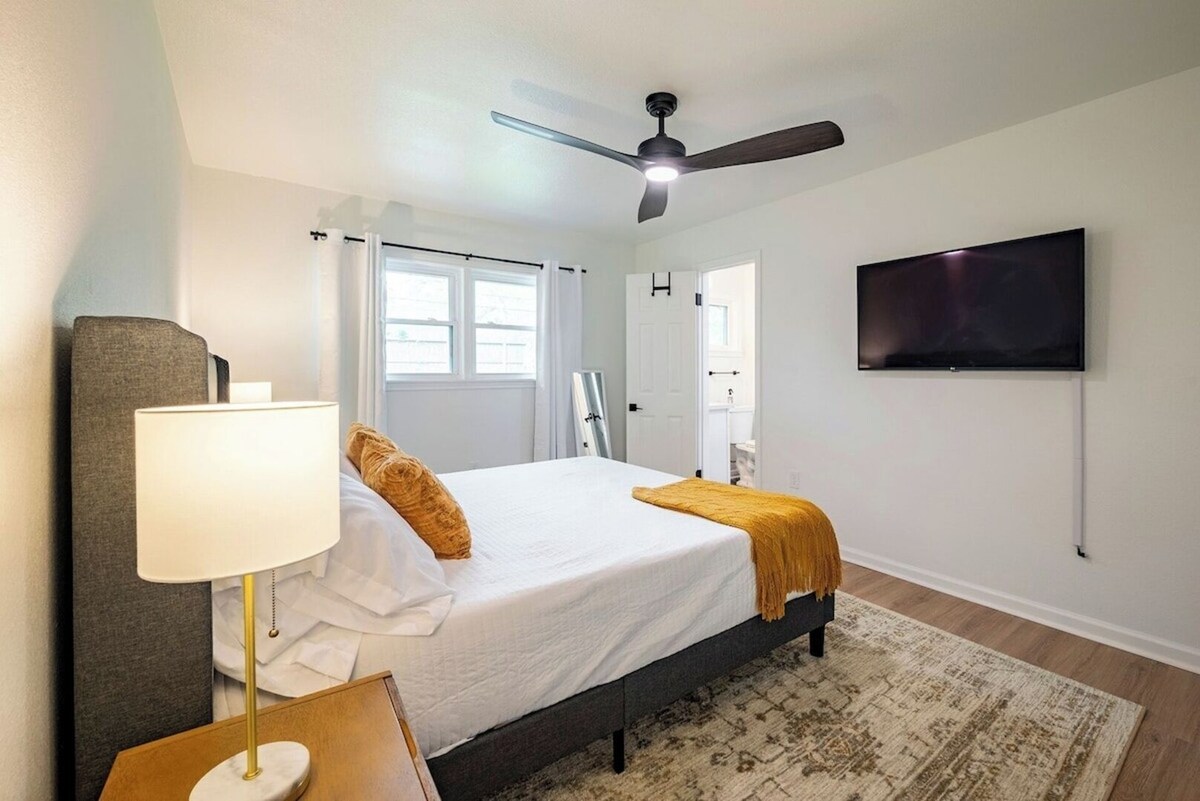 Photo 17 of Fenced Backyard | King Bed | Open Plan | Modern