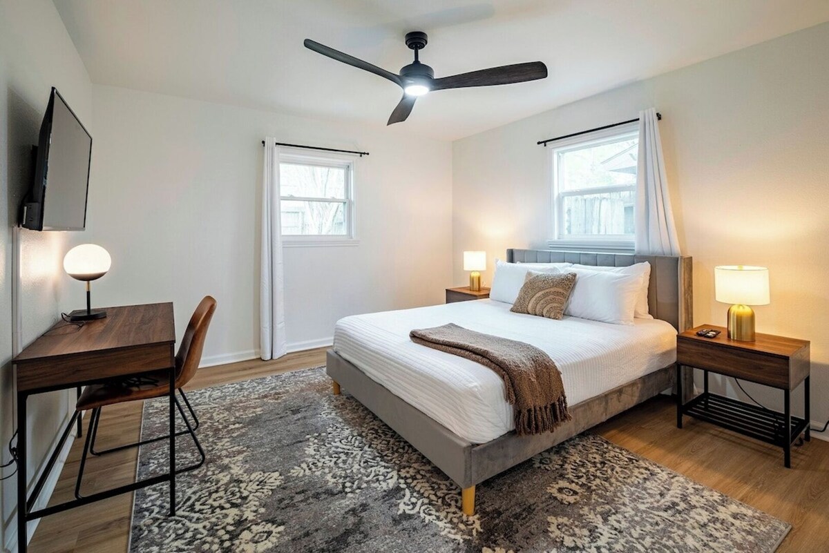 Photo 2 of Fenced Backyard | King Bed | Open Plan | Modern
