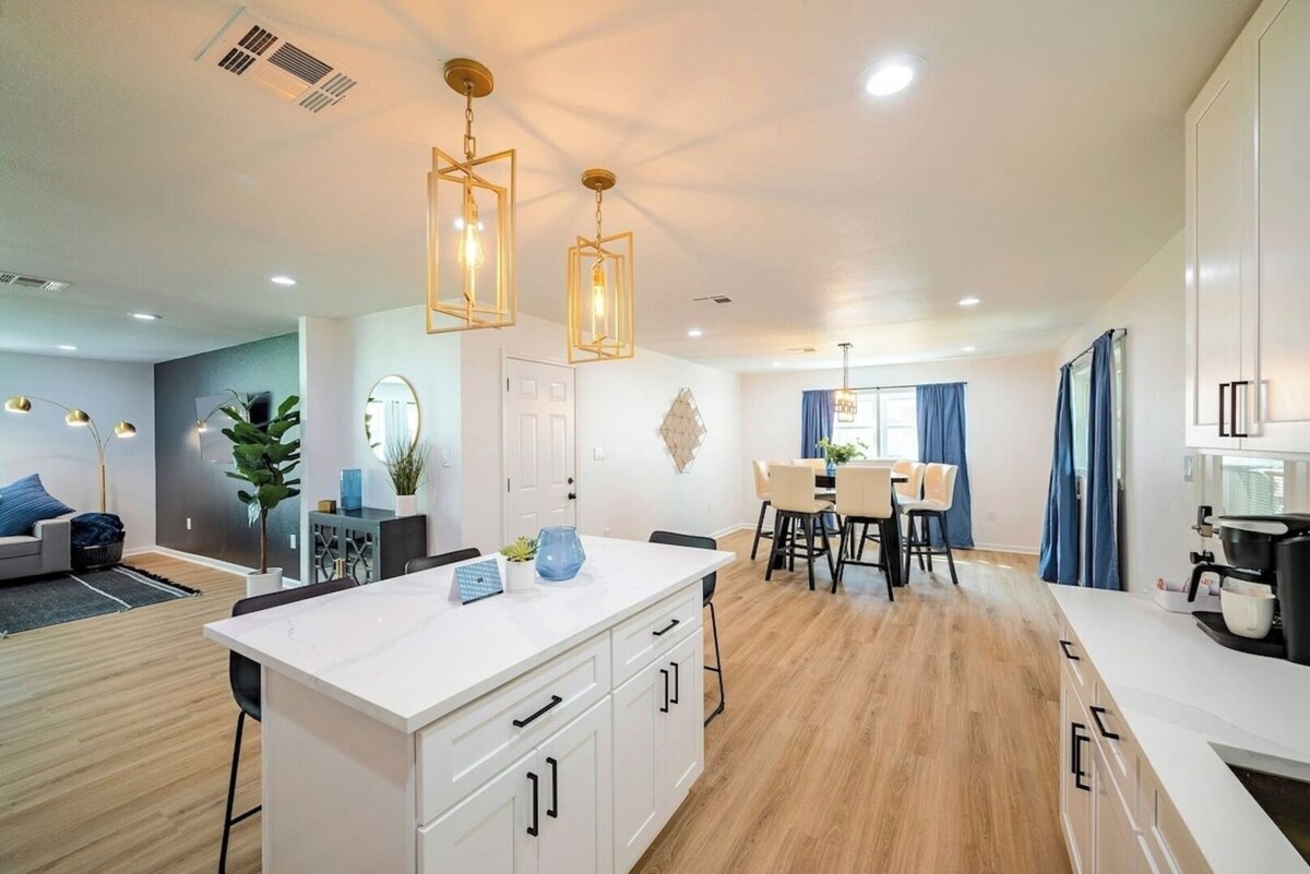 Photo 19 of Fenced Backyard | King Bed | Open Plan | Modern