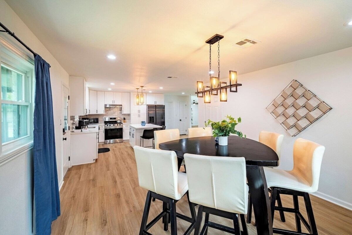 Photo 3 of Fenced Backyard | King Bed | Open Plan | Modern