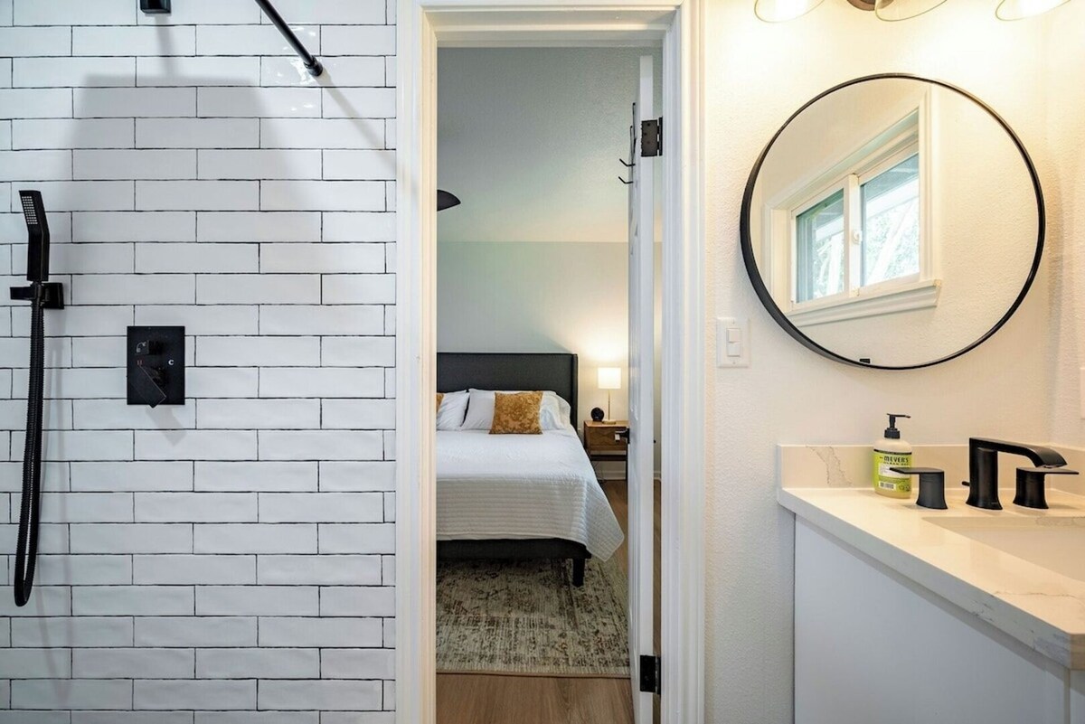 Photo 13 of Fenced Backyard | King Bed | Open Plan | Modern