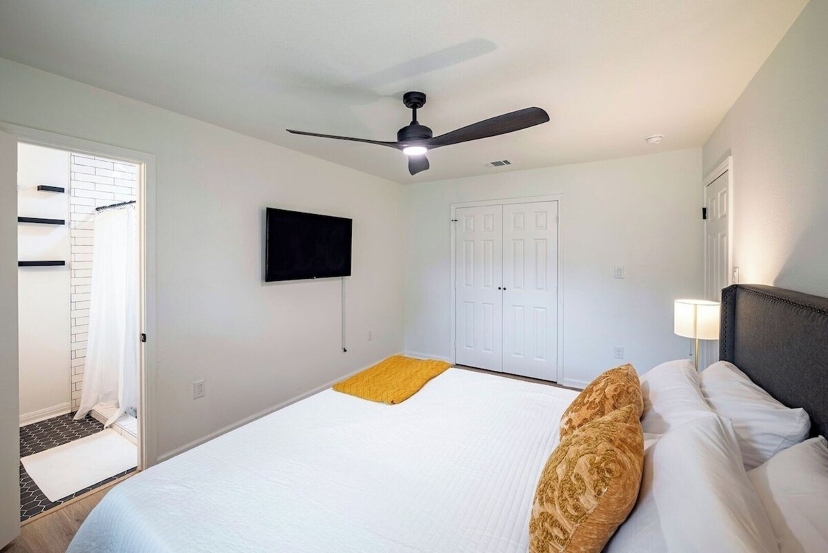Photo 16 of Fenced Backyard | King Bed | Open Plan | Modern