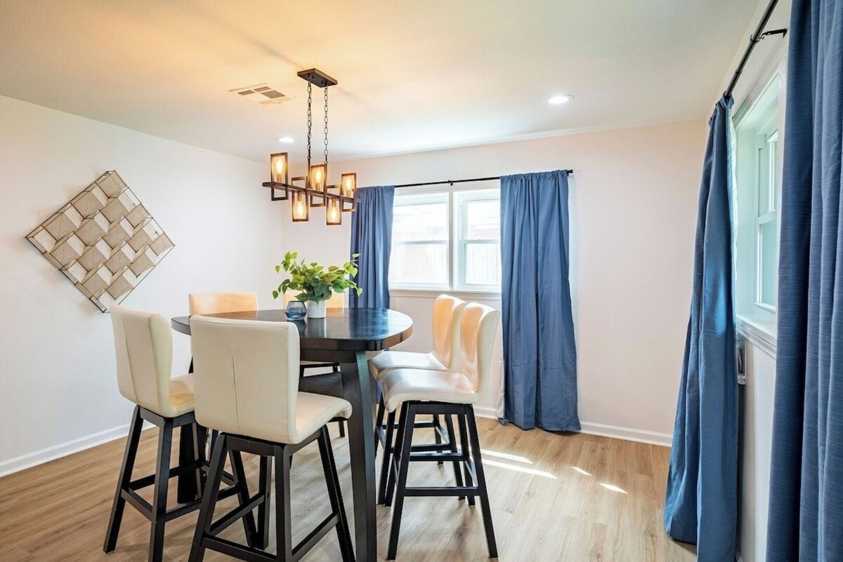 Photo 22 of Fenced Backyard | King Bed | Open Plan | Modern
