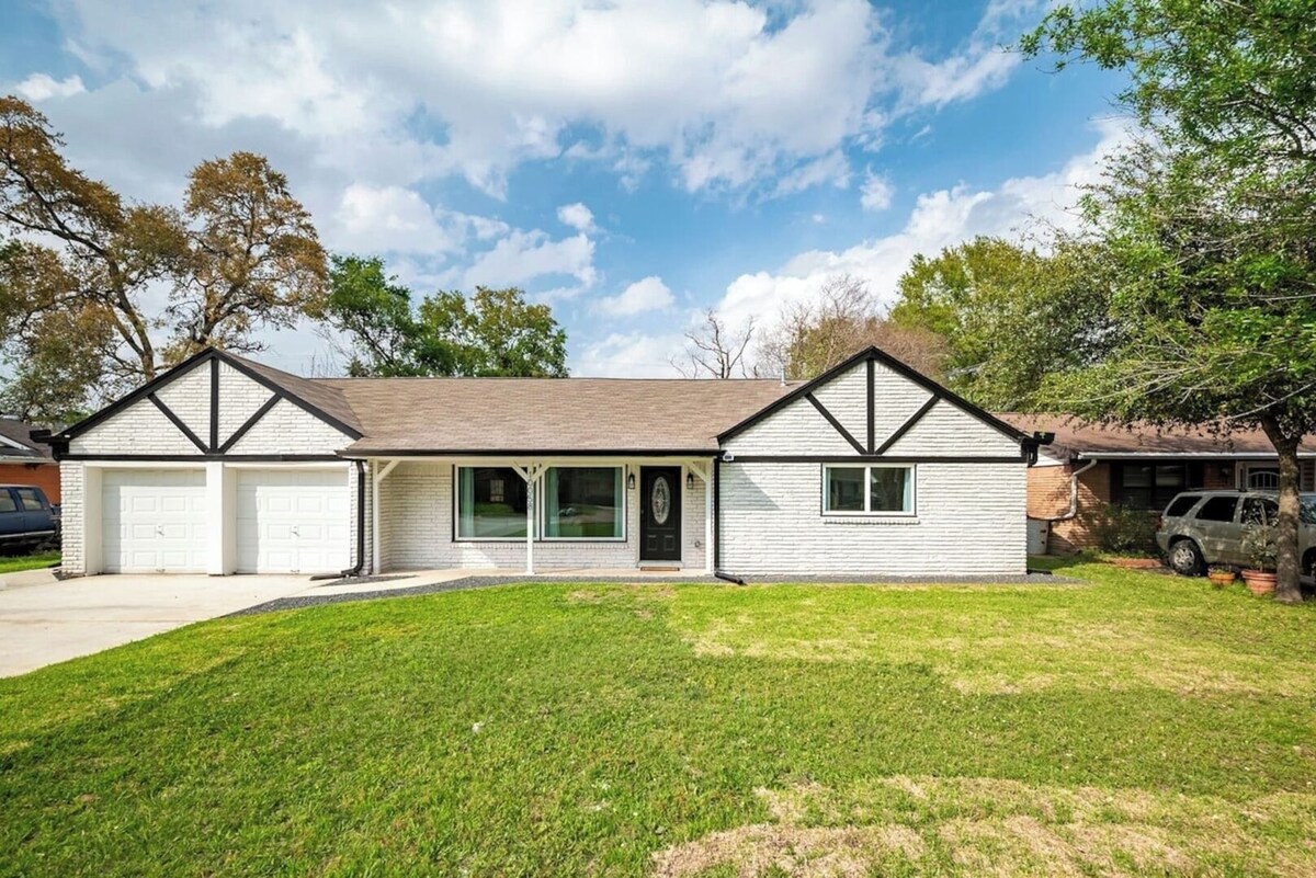 Photo 30 of Fenced Backyard | King Bed | Open Plan | Modern