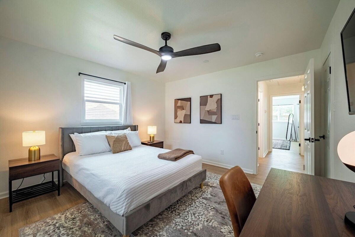 Photo 20 of Fenced Backyard | King Bed | Open Plan | Modern
