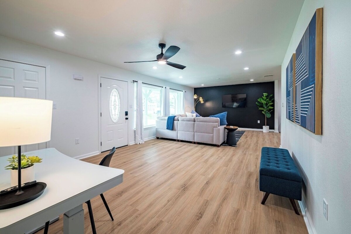 Photo 5 of Fenced Backyard | King Bed | Open Plan | Modern