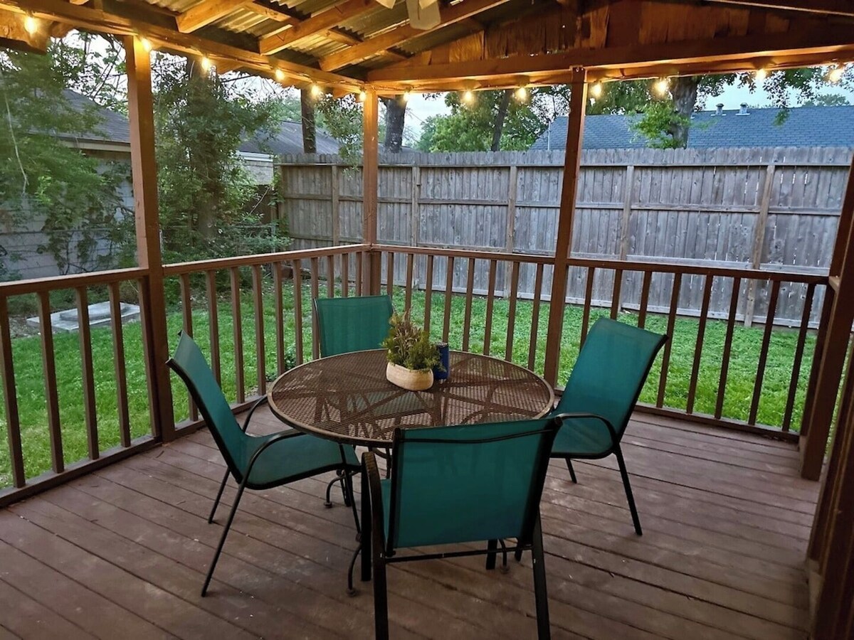 Photo 34 of Fenced Backyard | King Bed | Open Plan | Modern