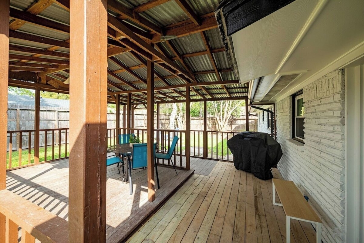 Photo 29 of Fenced Backyard | King Bed | Open Plan | Modern
