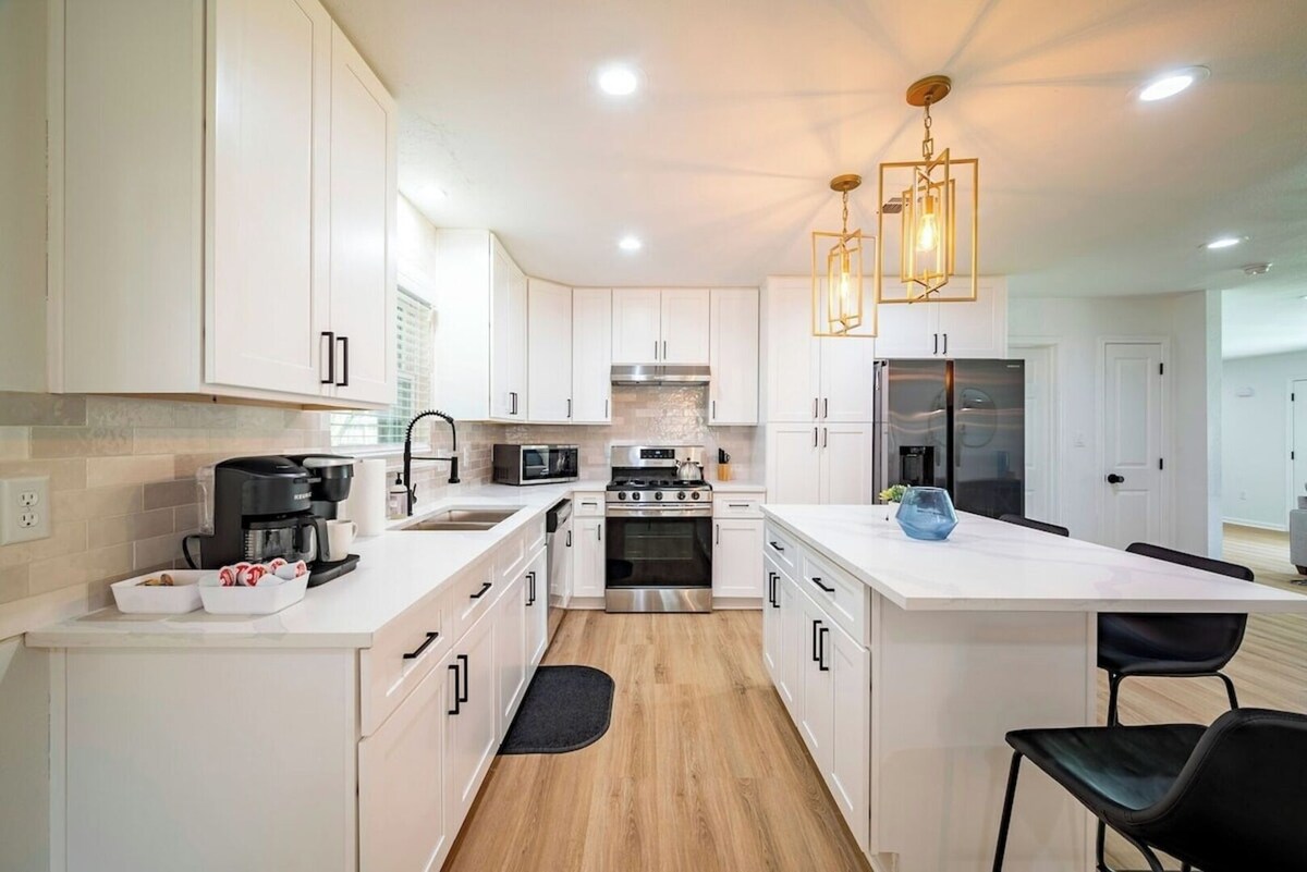 Photo 11 of Fenced Backyard | King Bed | Open Plan | Modern