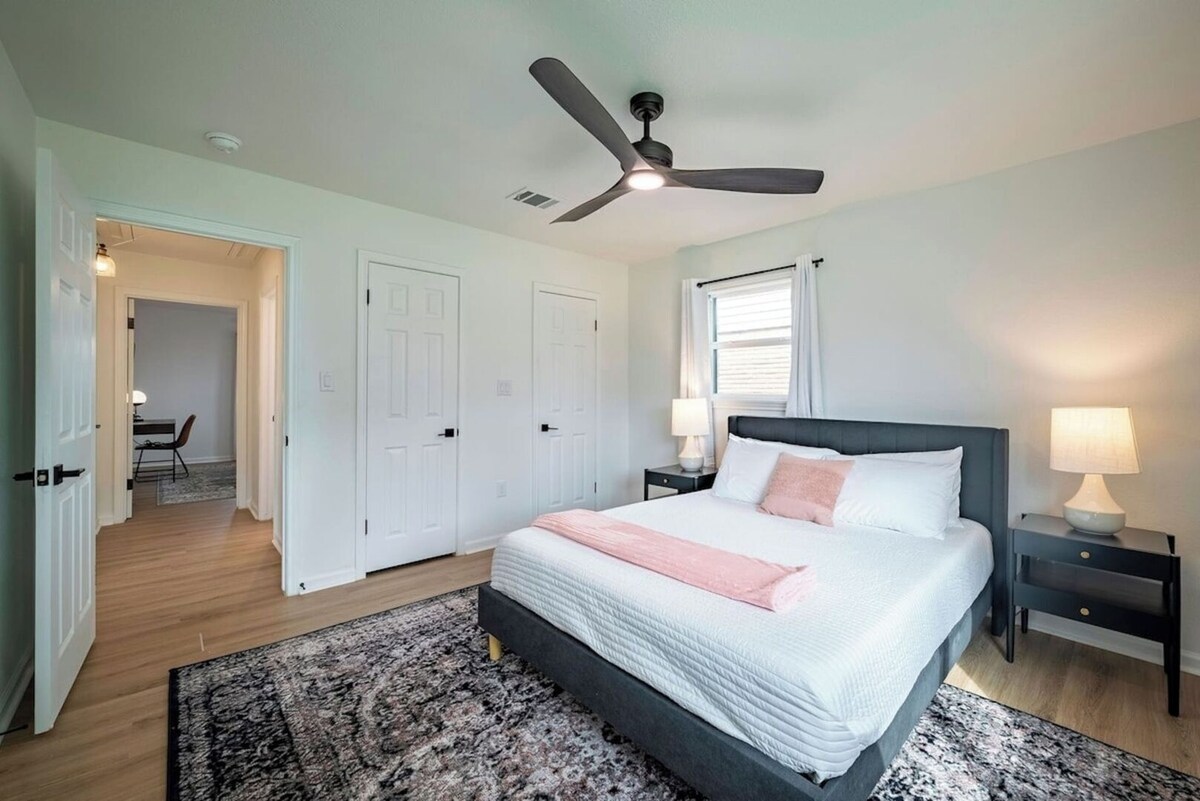 Photo 8 of Fenced Backyard | King Bed | Open Plan | Modern