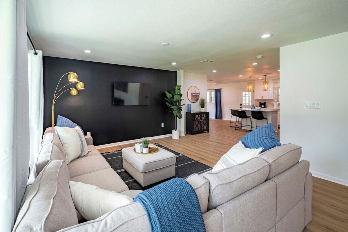 Photo 18 of Fenced Backyard | King Bed | Open Plan | Modern