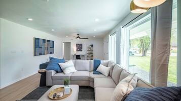 Een smart-tv, een kantoor en een computerscherm