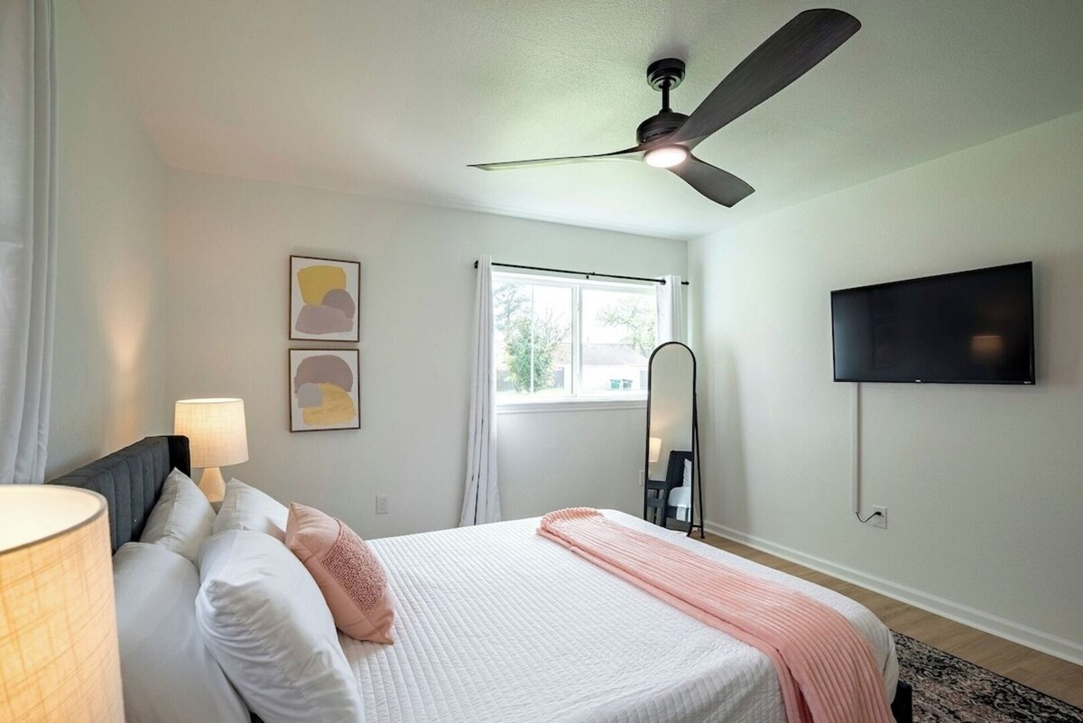 Photo 21 of Fenced Backyard | King Bed | Open Plan | Modern