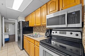 Frigorífico, microondas, horno y placa de cocina