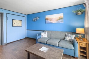 TV - Oceanfront King Suite: Free Breakfast 15th Floor (Myrtle Beach)